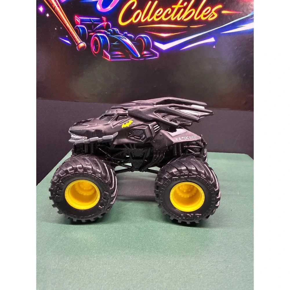 Spin Master Monster Jam Batman Monster Truck 1:64 Black Yellow DC Comics 2022